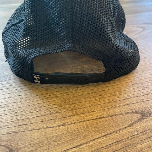 Hat Cap Under Armour Black and Gray Youth UA Snapback Ajustable Stretch EUC - Picture 4 of 6